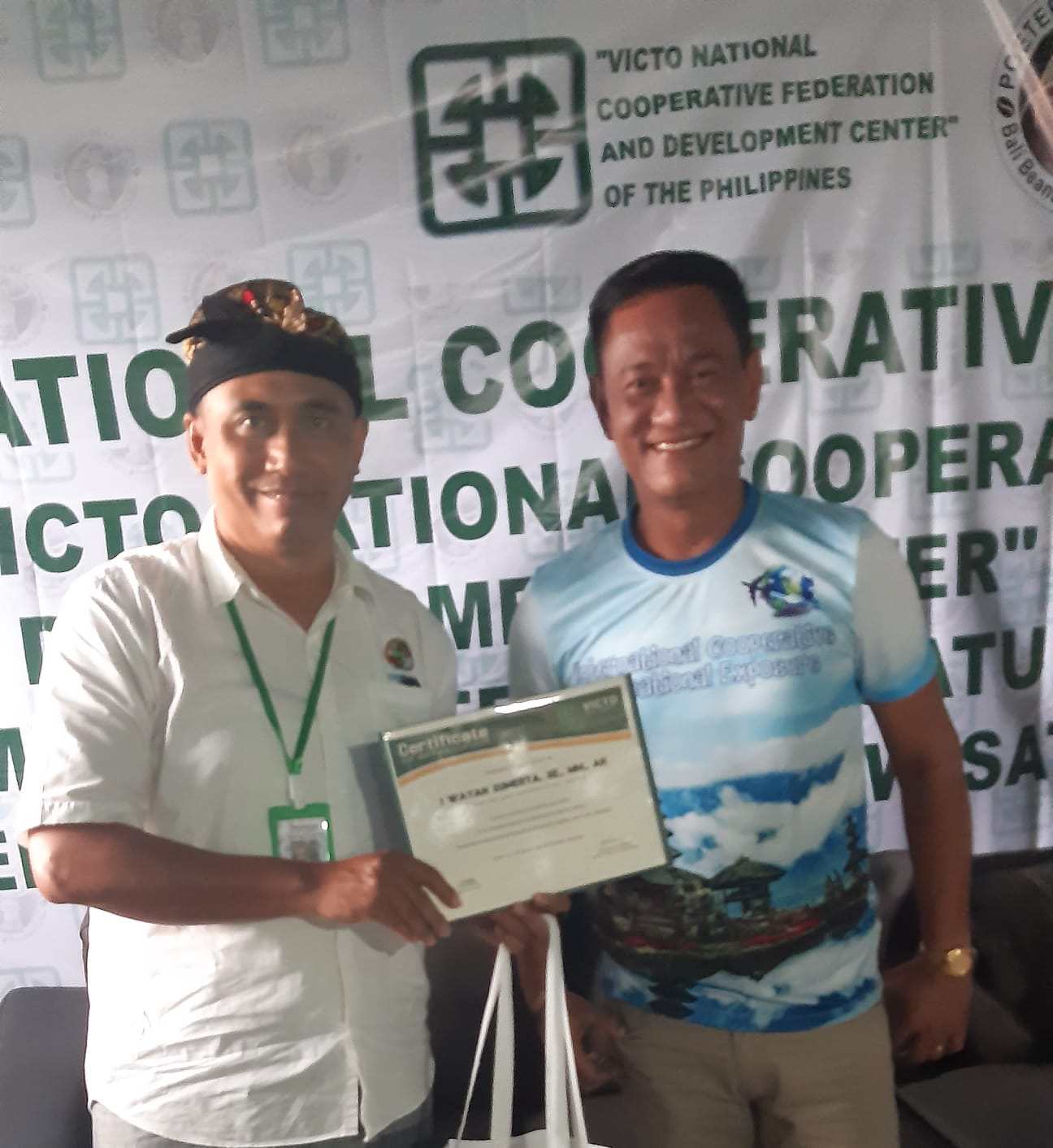 I Wayan Sumerta, SE., MM., Ak, Ketua Koperasi Produsen Poetera Desa Wisata. CEO Victo National Cooperative Federation and Development Centre of The Philippines, Mr. Jose C. Detablan. Kolaborasi Koperasi seASEAN dalam pengembangan Jaringan Koperasi Pariwisata